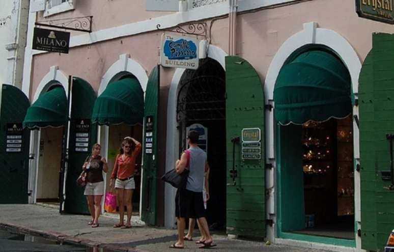 Localizada em meio às lojas de joias de Saint Thomas, galeria reúna algumas obras do mestre do impressionismo francês Camille Pissarro