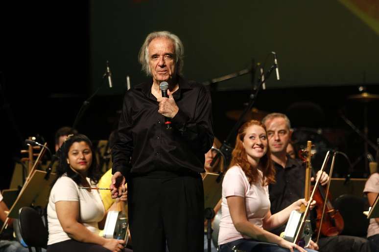 <p>Maestro João Carlos Martins acompanha a apuração do Carnaval 2015</p>