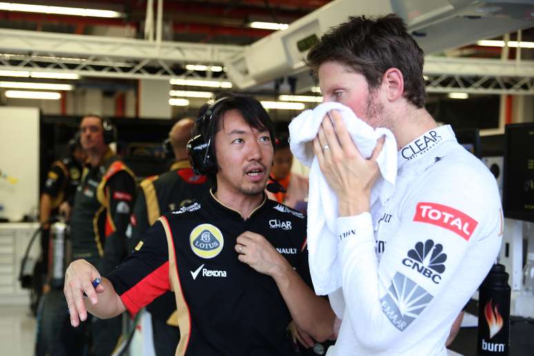 <p>Dentro da equipe, cada piloto tem seu próprio staff; para Romain Grosjean, o engenheiro é o japonês Ayao Komatsu (à esquerda)</p>