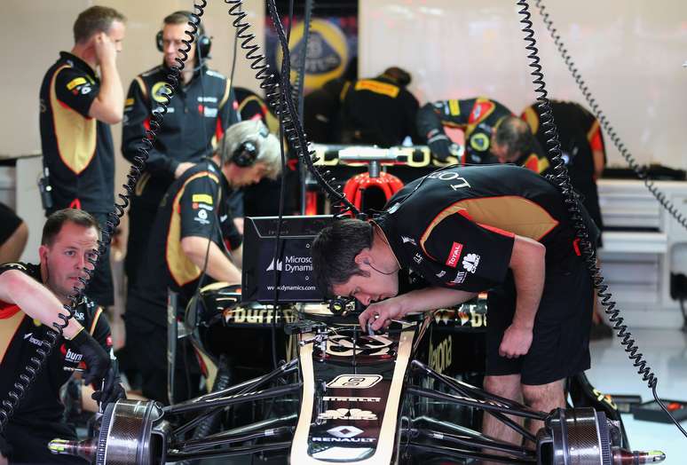 <p>Carros enviam dados via r&aacute;dio para a FIA, que repassa informa&ccedil;&otilde;es para as equipes</p>