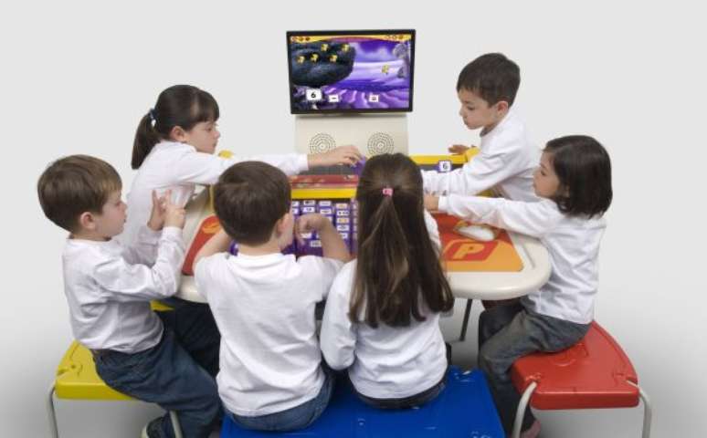 A um olhar desatento, podem parecer apenas mesas de plástico com banquinhos coloridos e blocos de montar, objetos comuns encontrados em qualquer sala de aula de educação infantil