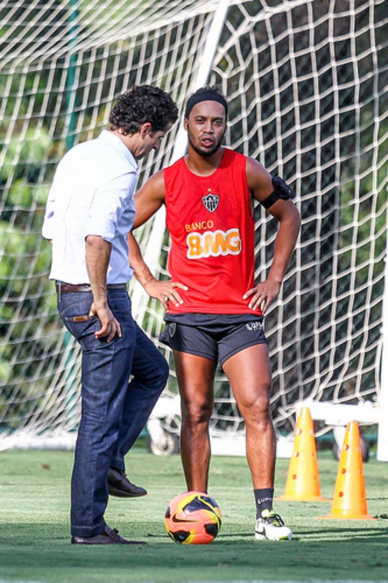 <p>Médico Rodrigo Lasmar conversa com Ronaldinho, na Cidade do Galo</p>