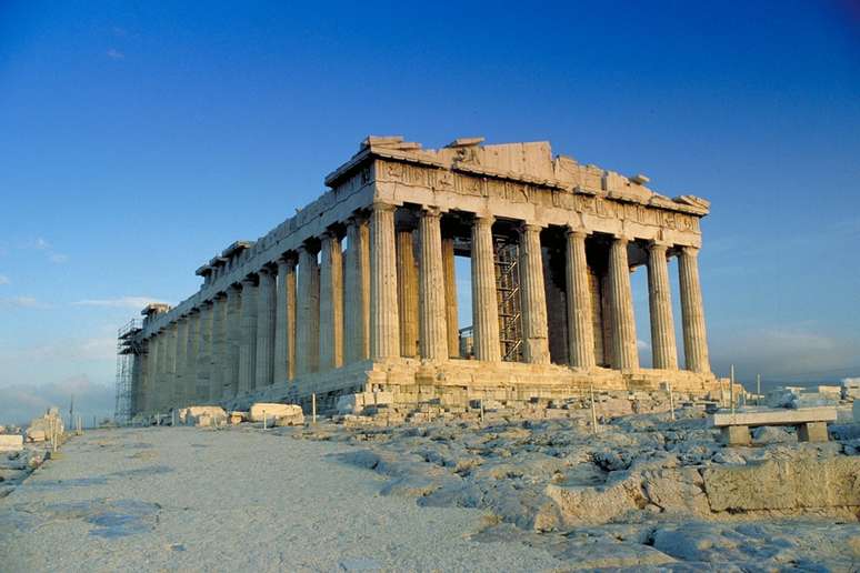 <p>O Partenon foi destruído por uma bala de canhão no final do século 17 e a estrutura atual é reconstruída</p>