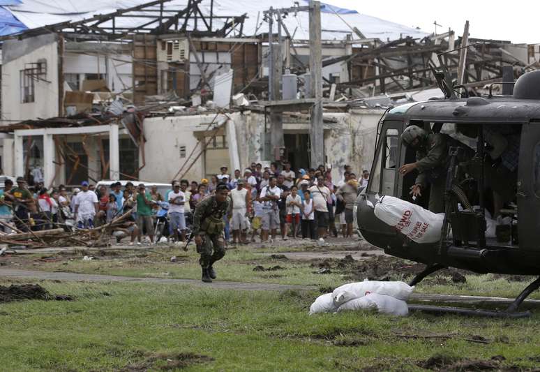 Manifestantes aguardam ajuda humanitária em cidade devastada pelo tufão