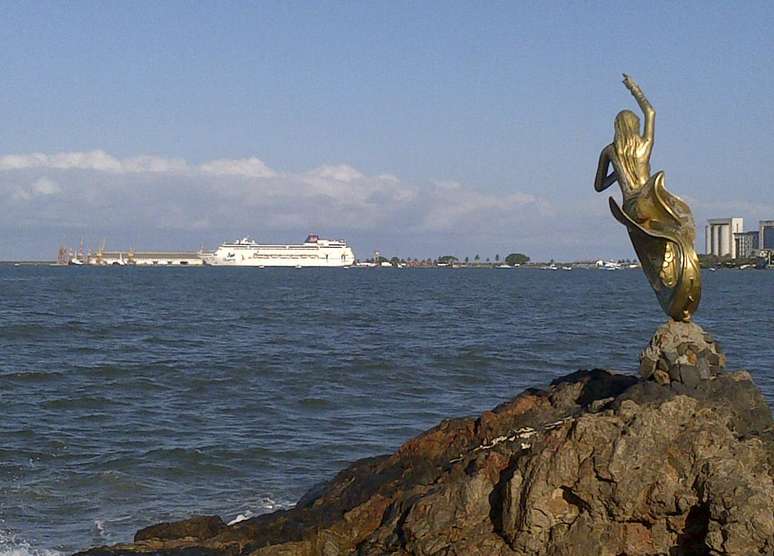 Praia do Marciano - Próxima ao porto da cidade, a Praia do Marciano foi uma das mais procuradas de Ilhéus, cidade que conta com cerca de 80 quilômetros de praias. É a de melhor acesso para quem fica no centro, e possui infraestrutura urbanizada, com barracas que comercializam comidas típicas