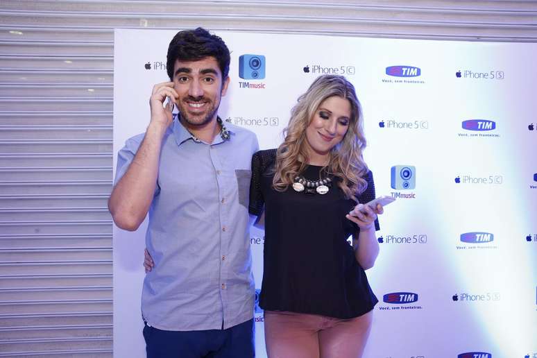 Casal de comediantes Dani Calabresa e Marcelo Adnet posa para foto no in&iacute;cio da venda dos novos iPhones