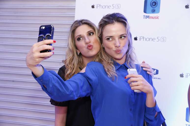 Dani Calabresa e Nathália Roodrigues testam câmera do novo iPhone