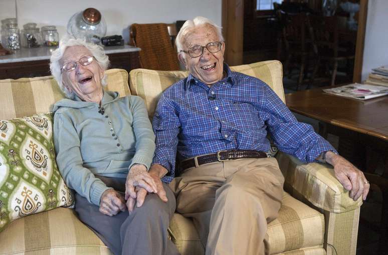 Ann Betar, 98 anos, e John Betar, 102 anos, riem juntos alguns dias antes do 81º aniversário de casamento