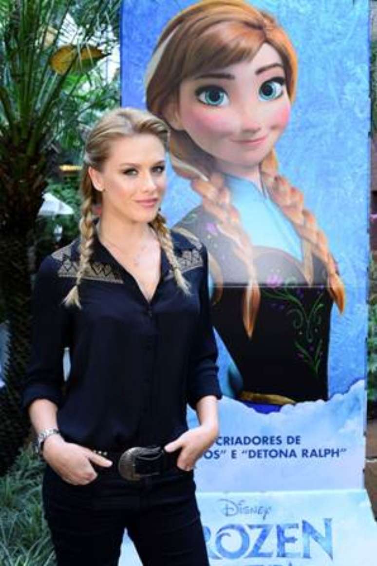 <p>Atriz posa com make leve e trancinhas, encarnando personagem da Disney</p>