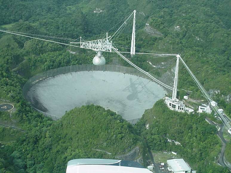 O radiotelescópio de Arecibo foi instalado na cratera de um vulcão extinto no interior de Porto Rico
