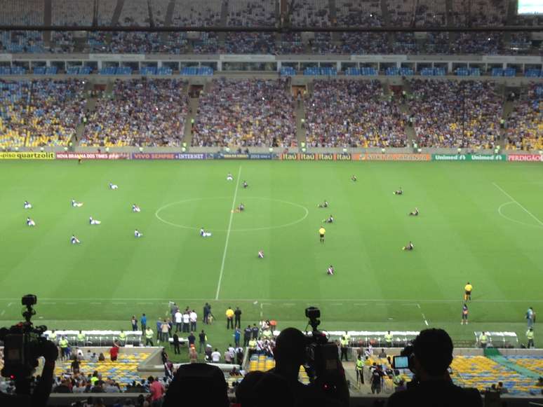 Jogadores de Cruzeiro e Vasco sentados antes da partida