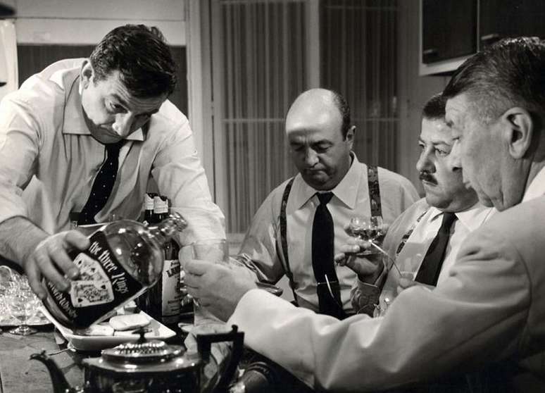 'Testamento de um Gângster', de 1963; a cena dos mafiosos tomando licor é uma homenagem de Lautner ao filme 'Key Largo', de 1939 