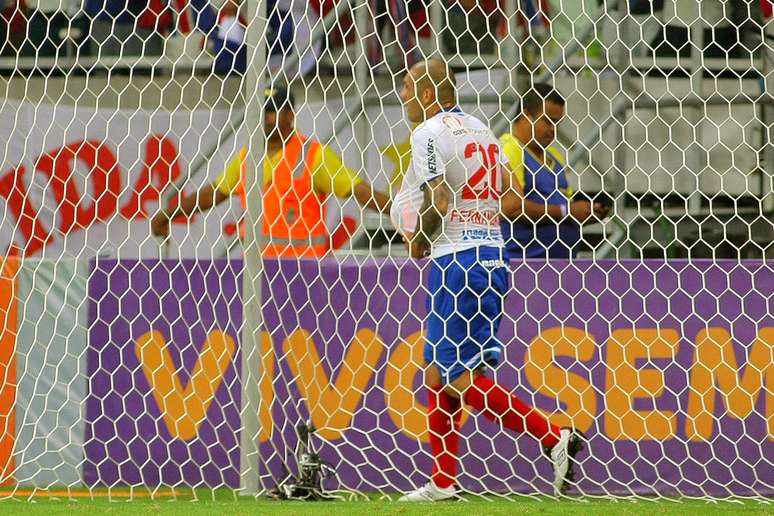 Fernand&atilde;o faz festa com gol do Bahia