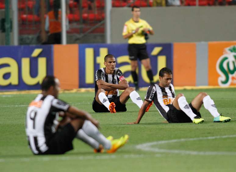 Atleticanos participam de protesto do Bom Senso FC