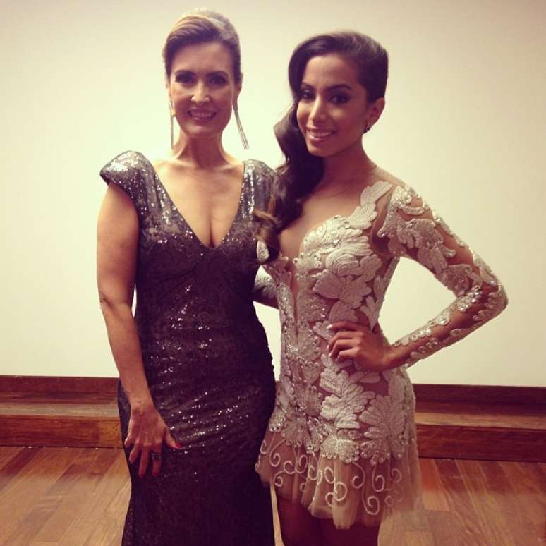 Anitta tamb&eacute;m posou ao lado de F&aacute;tima Bernardes no especial do Rei