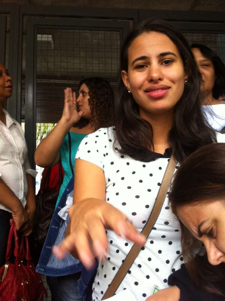 Karine Campos mobilizou as pessoas que estavam no local ap&oacute;s o fechamento dos port&otilde;es