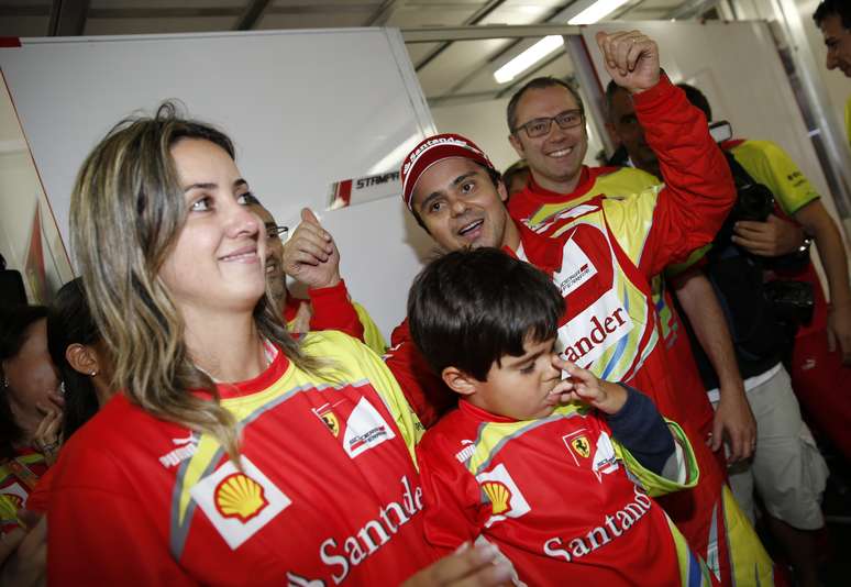 <p>No adeus à Ferrari, Felipe Massa contou com a ajuda de Rafaela para organizar presentes a funcionários da escuderia italiana</p>