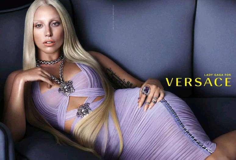 <p>Gaga exibe fios loiros, longos, lisos e repartidos ao meio, estilo que &eacute; marca registrada de Donatella Versace</p>