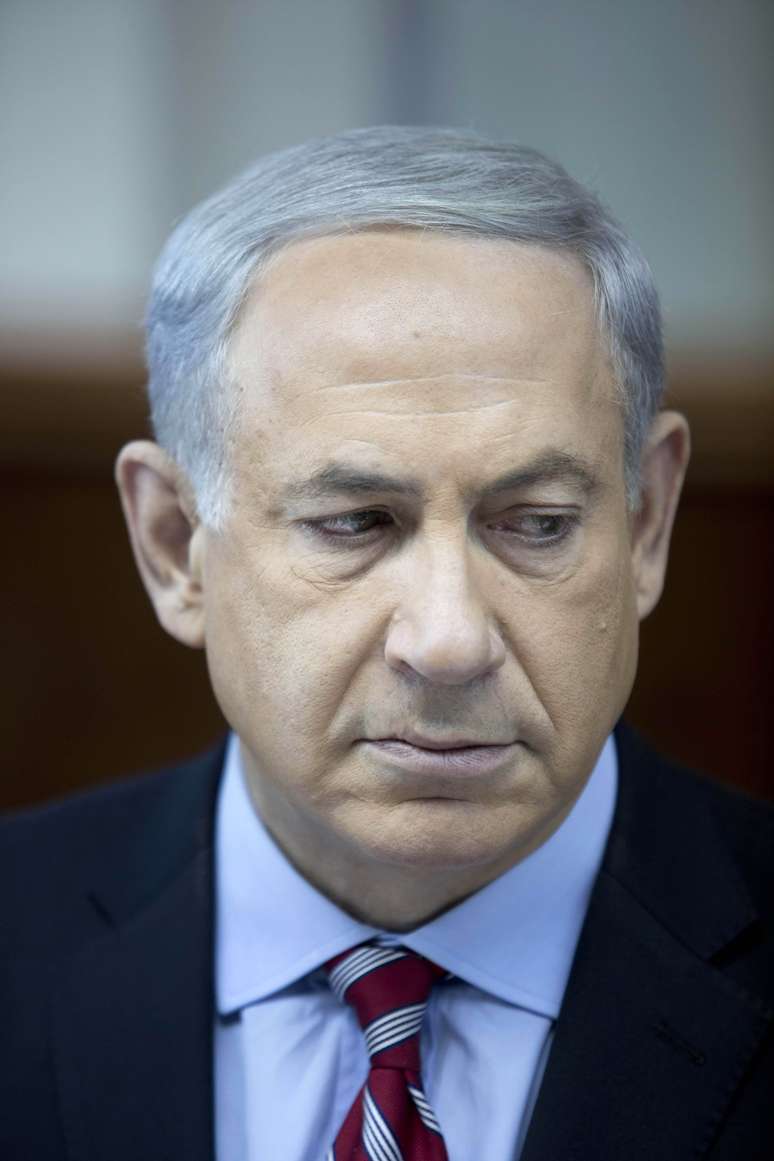 Netanyhu durante reunião de gabinete, em Jerusalém