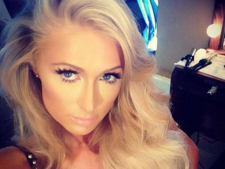 Paris Hilton em uma das muitas fotos que posta com regularidade no Instagram: o neg&oacute;cio dela &eacute; aparecer
