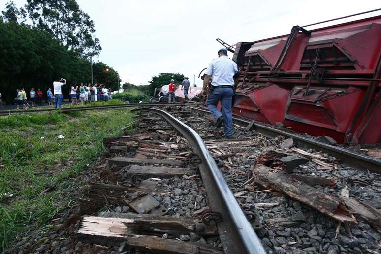 Vagões da composição seguem tombados após o acidente