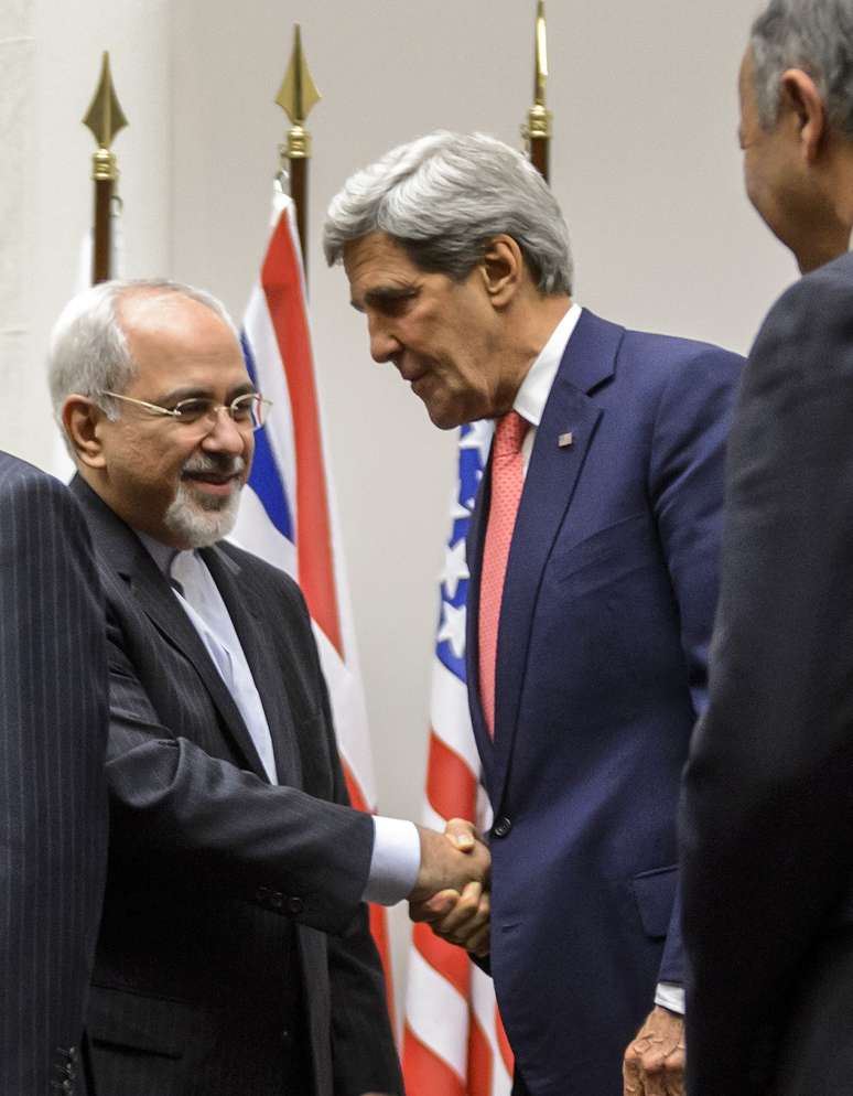 Aperto de mão entre Zarif (esq.) e Kerry foi destaque na imprensa iraniana