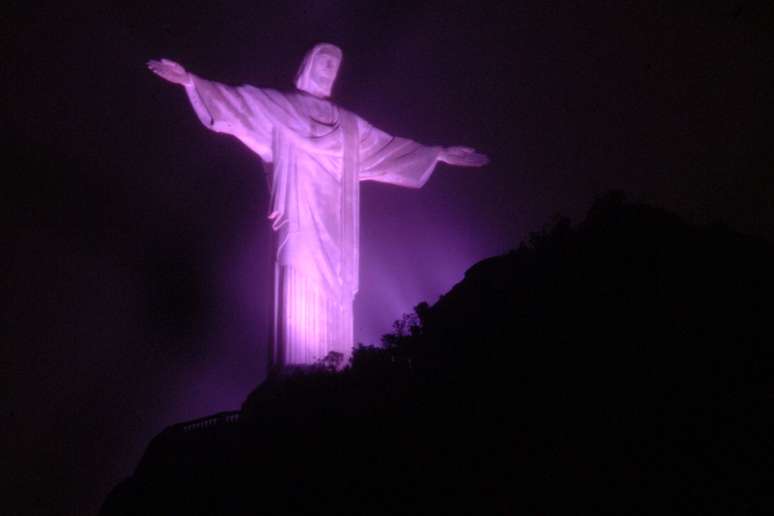 O Cristo Redentor iluminado de lilás para marcar o início dos Dias de Ativismo pelo Fim da Violência contra as Mulheres, em 2013