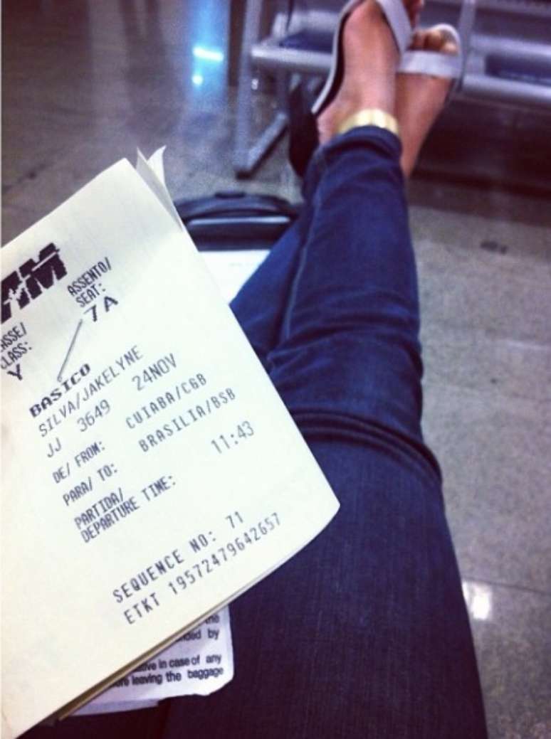 Miss Brasil Jakeline Oliveira compartilhou com seus seguidores no Instagram uma foto enquanto aguardava voo para Manaus