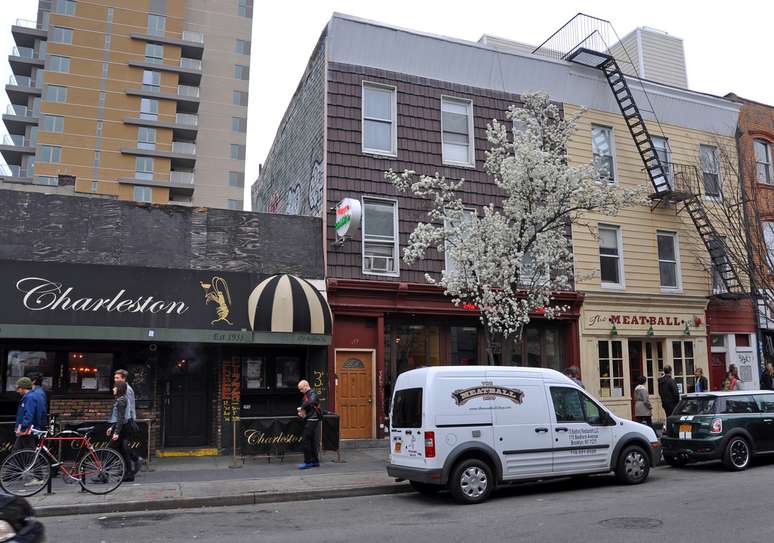 <p><strong>Williamsburg</strong><br />Situado no Brooklyn, o bairro de Williambsurg se transformou no endere&ccedil;o certo para descolados, alternativos e hipsters. O estudante universit&aacute;rio James costuma levar seus amigos estrangeiros para passear e ver uma cara diferente da cidade: &ldquo;Williambsurg tem a combina&ccedil;&atilde;o perfeita para ver Nova York al&eacute;m de Manhattan, com sebos, galerias de arte, lojas vintage, al&eacute;m de caf&eacute;s e restaurantes&rdquo;</p>