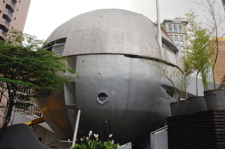 Inaugurada em 1979, a Casa Bola, projeto de Eduardo Longo, tem intrigado desde então quem passa pelas ruas Amauri e Peruíbe, em São Paulo. Pela primeira vez, o arquiteto abriu as portas da sua residência para satisfazer a curiosidade das pessoas