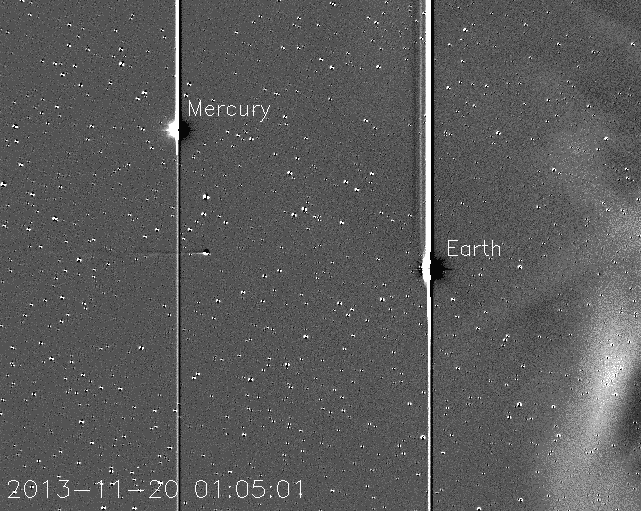 <b>25 de novembro</b> - O Observatório de Relações Terrestres e Solares (Stereo, na sigla em inglês), que monitora o cometa Ison, registrou a movimentação do corpo celeste em seu trajeto em direção ao Sol durante os dias 20 e 22 de novembro. Na imagem, além da Terra e do planeta Mercúrio, o cometa Encke também pode ser visto em movimento no centro do cenário. O Sol está fora do campo de visão da câmera, mas sua presença é notada pelo intenso fluxo de vento solar movendo-se pelo espaço a partir da direita.