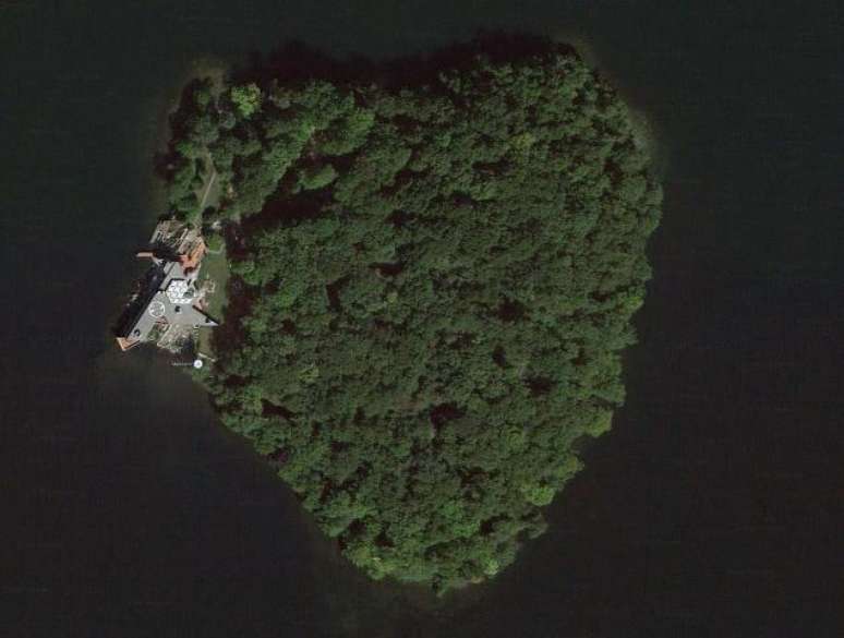 A ilha em formato de coração que a atriz teria comprado para o aniversário do marido, em dezembro