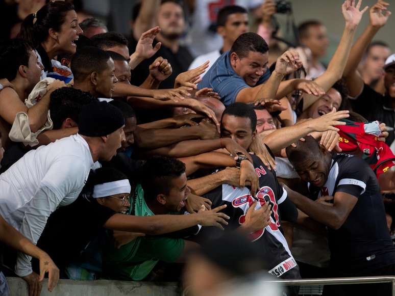 Vasca&iacute;nos comemoram diante do Cruzeiro