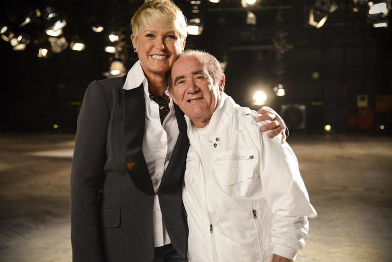 Renato Aragão e Xuxa posam para foto com sorriso que lembra a parceria de longa data