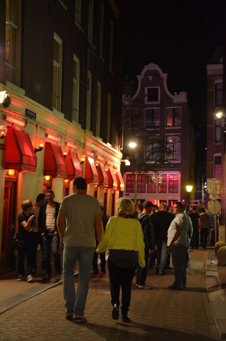 Passear no distrito da luz vermelha (red light district) é um clássico de Amsterdã