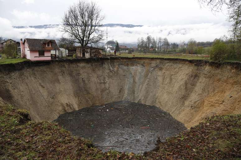 Imagem do dia 21 de novembro mostra o enorme buraco no vilarejo de Sanica