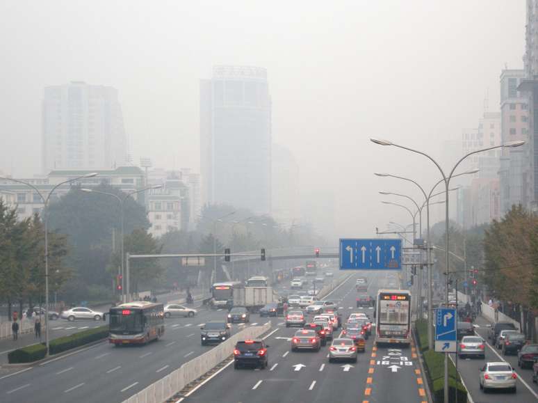 Engarrafamento e ar tomado por poluição, em imagem de 28 de outubro de 2013, em Pequim