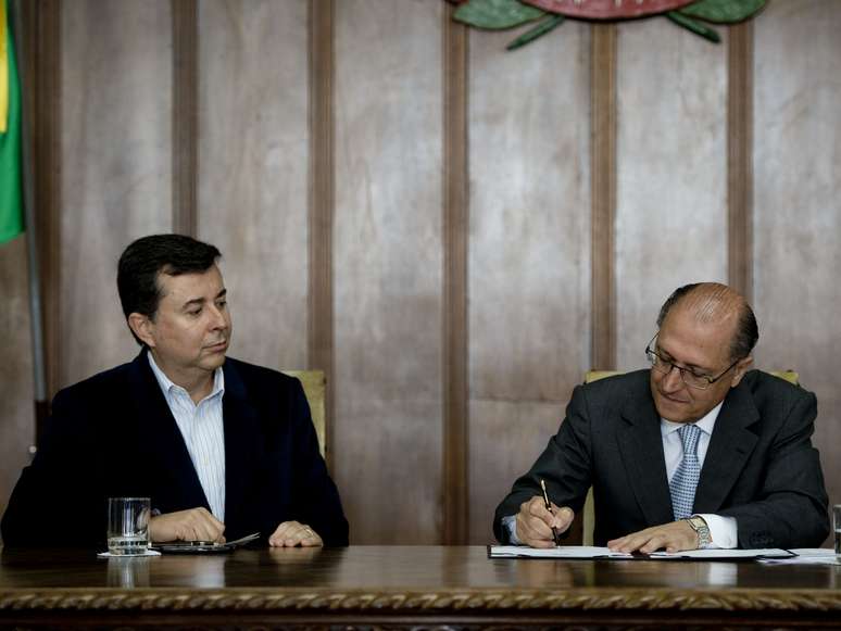 Fabio Coelho, presidente do Google no Brasil, e o governador Geraldo Alckmin (PSDB), assinam o acordo