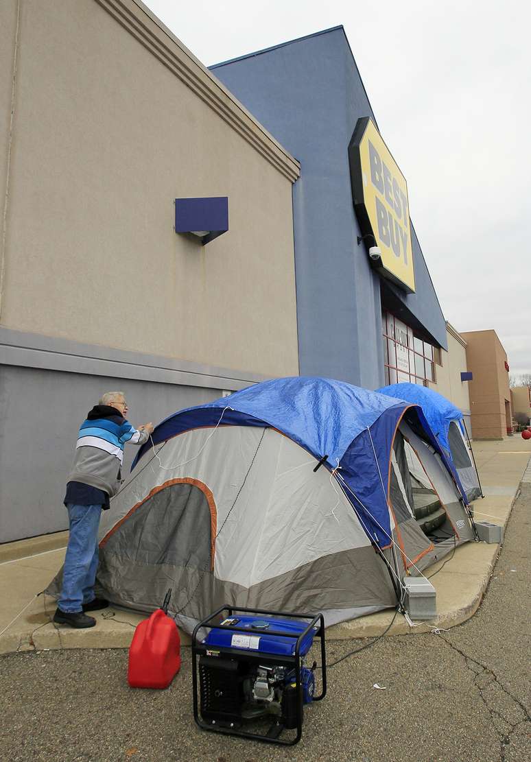 Nos EUA, consumidores começam a acampar em frente às lojas desde segunda-feira 
