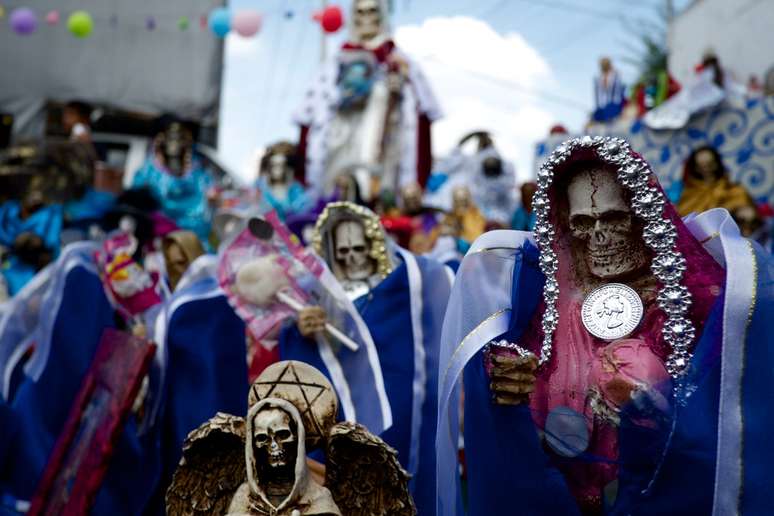 Estima-se que o culto, cujos frequentadores veneram um esqueleto vestido de noiva carregando uma foice, tenha cerca de 8 milhões de seguidores  incluindo aí imigrantes mexicanos na América Central, nos Estados Unidos e no Canadá