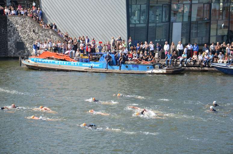 Holandeses e estrangeiros participam de maratona aquática nos centenários canais da capital