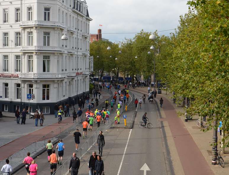 Corredores participam da maratona de Amsterd&atilde;