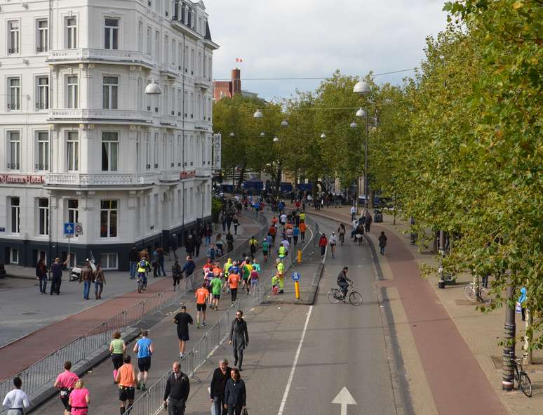 Corredores participam da maratona de Amsterdã