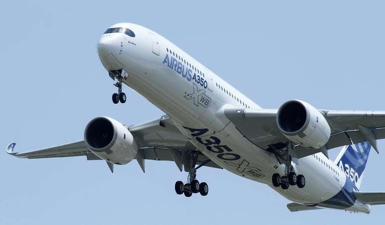 <p>O novo Airbus A350 voa sobre o aeroporto de Toulouse-Blagnac durante seu vôo inaugural no sudoeste da França</p>