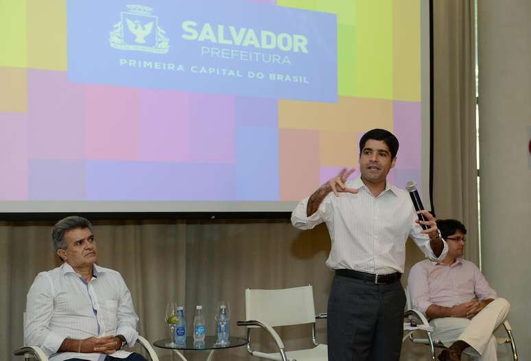 <p>Coletiva de imprensa se focou no an&uacute;ncio de algumas mudan&ccedil;as de circuito para a festa</p>