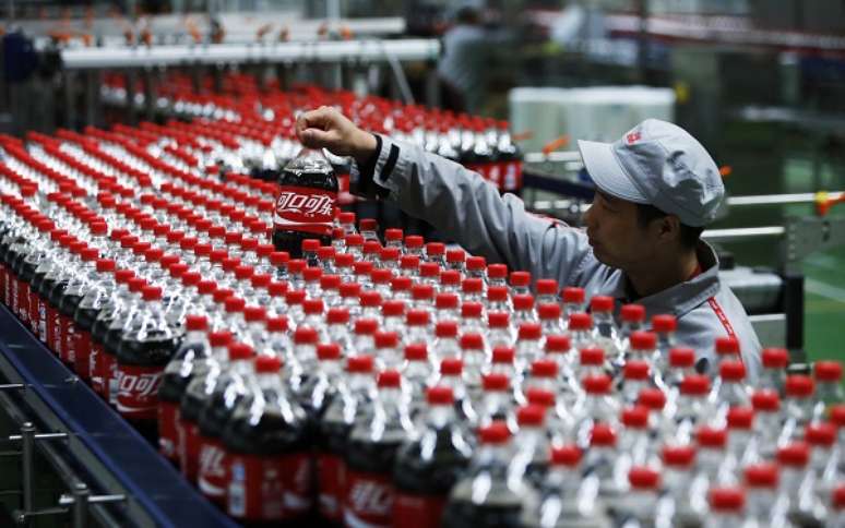 A China é um dos maiores consumidores de refrigerantes de cola do mundo em quantidade, segundo uma pesquisa divulgada pela Fecomercio-SP. Uma garrafa de 2 litros em Pequim, custa, em média, 8 yuans (cerca de R$ 3)