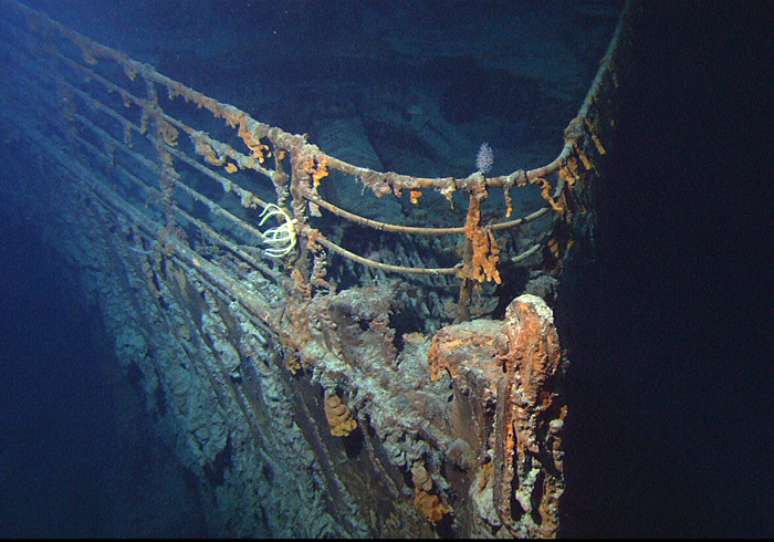 <p><strong>Nos vest&iacute;gios do Titanic</strong><br />O naufr&aacute;gio do Titanic, em 1912, &nbsp;foi um dos mais famosos e emblem&aacute;ticos da hist&oacute;ria, e ganhou ainda mais curiosos ap&oacute;s o famoso filme&nbsp;com Leonardo di Caprio e Kate Winslet como protagonistas. Os verdadeiros apaixonados podem navegar at&eacute; o meio do Oceano Atl&acirc;ntico para embarcar em&nbsp;um submarino e ver de perto os vest&iacute;gios do imenso navio, numa verdadeira viagem no tempo a quase 4 mil m abaixo da superf&iacute;cie. Os cruzeiros s&atilde;o feitos segundo disponibilidades legais pela Adventure Associates, a partir de R$ 11 mil por noite</p>