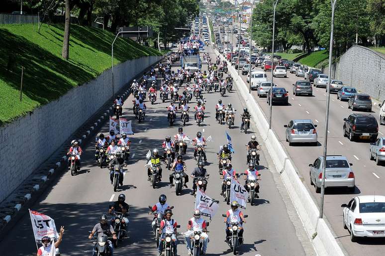Motoboys andam em ritmo lento pela avenida Moreira Guimarães, próximo ao Aeroporto de Congonhas, na zona sul de São Paulo