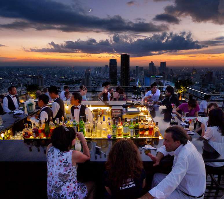 <p><strong>Vertigo & Moon Bar - Bangkok, Tailândia</strong><br />Uma visita à capital tailandesa pode ganhar um toque de requinte e sofisticação depois de um drinque no Vertigo & Moon Bar. O bar e restaurante fica no topo do Banyan Tree Bangkok Hotel, no 61º andar, e é o primeiro do tipo na Ásia. O menu gastrômico inclui grelhados e frutos do mar, e pode-se tomar um drinque ao ar livre</p>