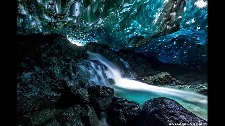 O fotógrafo britânico Alex Bradbury registrou imagens impressionantes de cavernas de gelo cristalino na Islândia